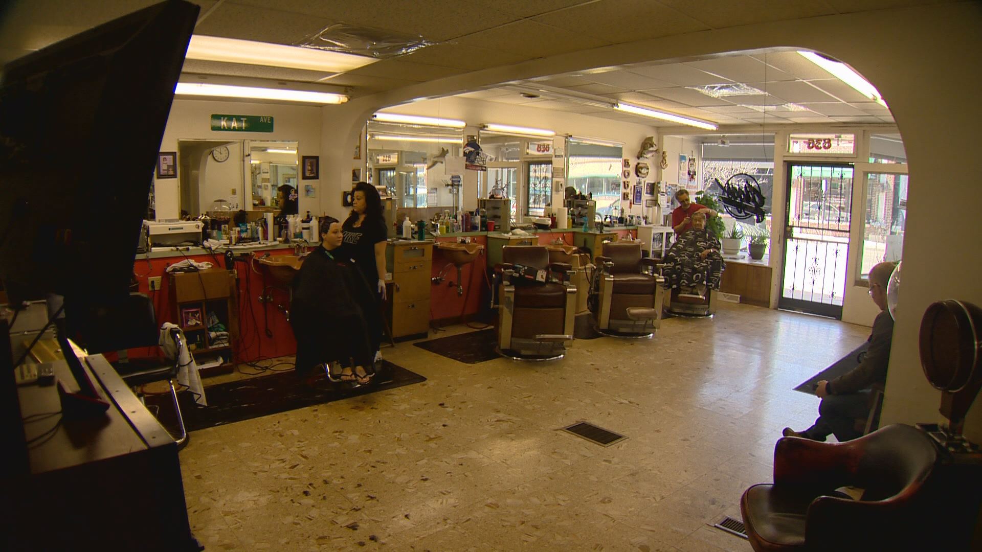 Owner of Santa Fe's longtime barber shop Jiggs says goodbye to business